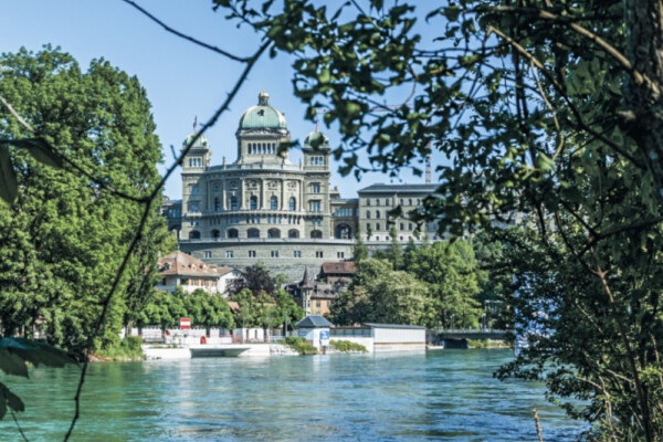 Fluss Aare in Bern mit Sicht auf das Marzili und das Bundeshaus